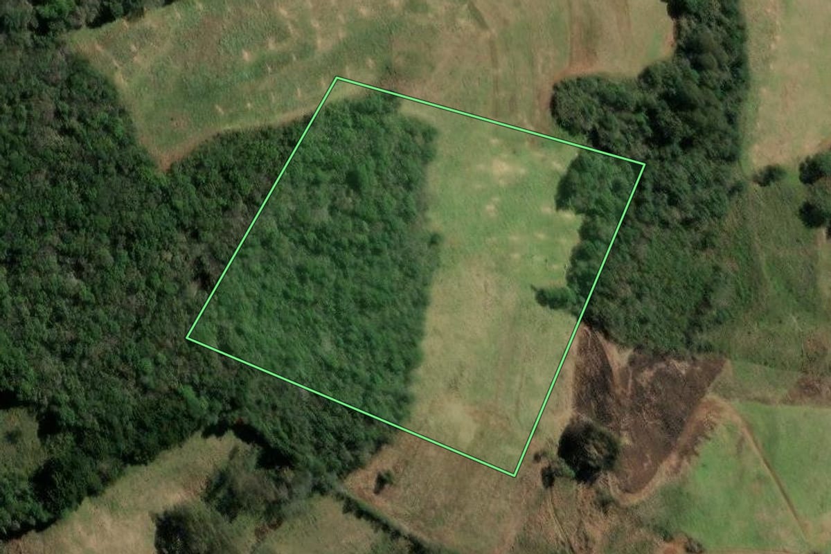 Imagem de satélite do imóvel rural em Ibiam (SC), com o contorno declarado no CAR desenhado por cima.