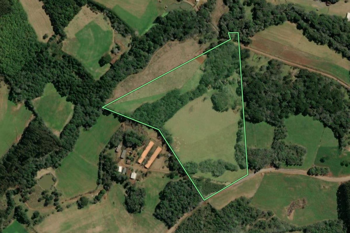 Imagem de satélite do imóvel rural em Ibiam (SC), com o contorno declarado no CAR desenhado por cima.