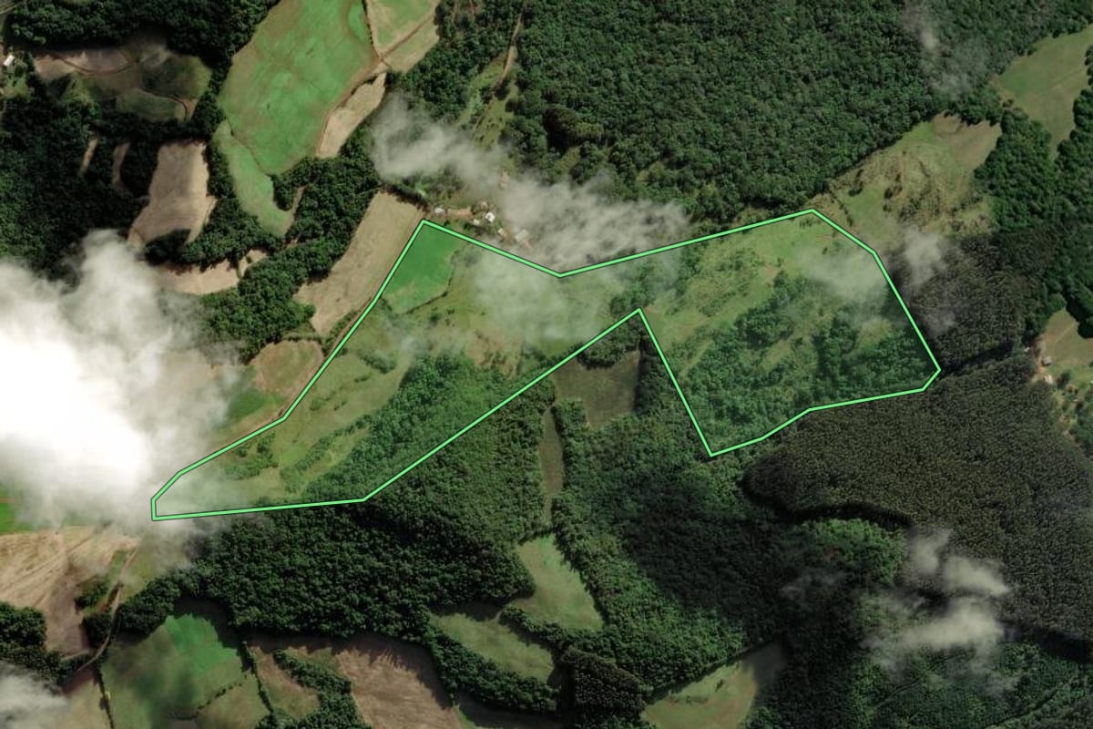 Imagem de satélite do imóvel rural em Ibiam (SC), com o contorno declarado no CAR desenhado por cima.