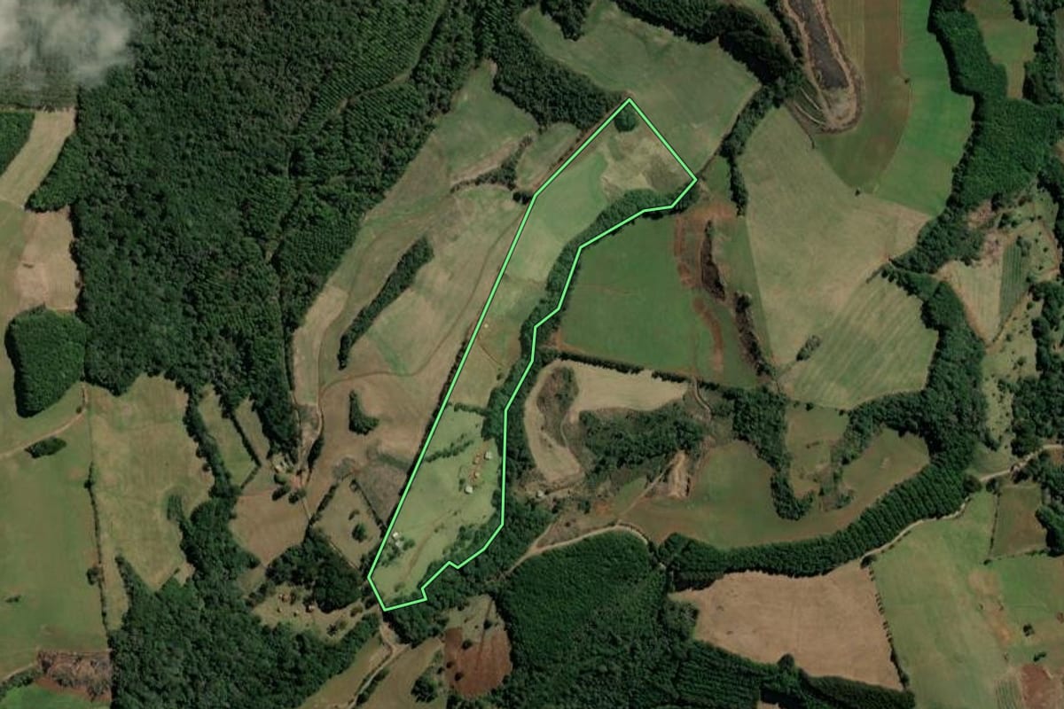 Imagem de satélite do imóvel rural em Ibiam (SC), com o contorno declarado no CAR desenhado por cima.