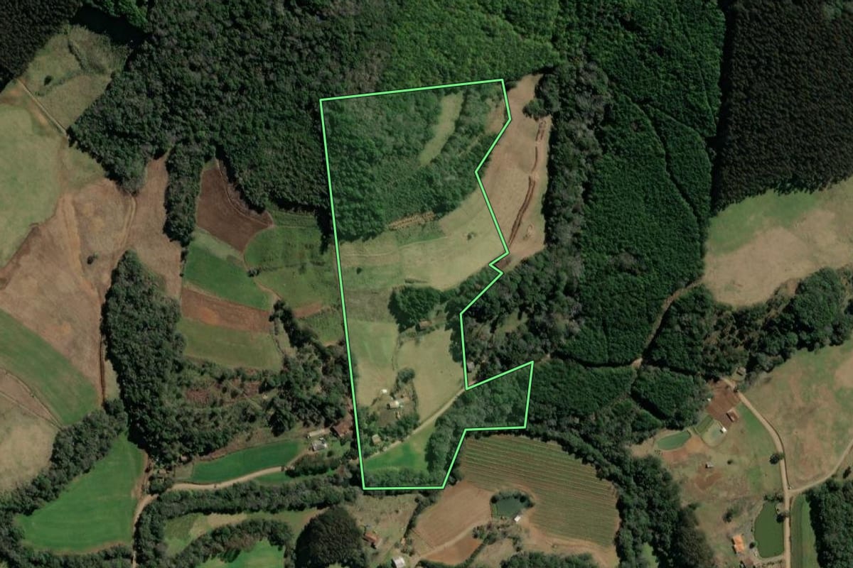 Imagem de satélite do imóvel rural em Ibiam (SC), com o contorno declarado no CAR desenhado por cima.