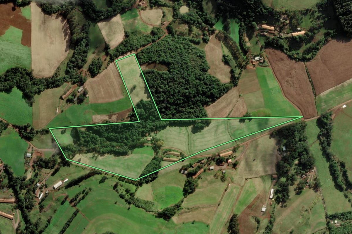 Imagem de satélite do imóvel rural em Ibiam (SC), com o contorno declarado no CAR desenhado por cima.