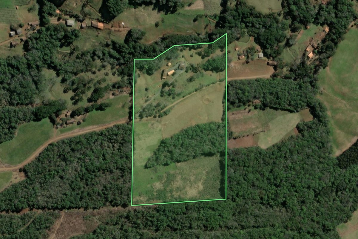 Imagem de satélite do imóvel rural em Ibiam (SC), com o contorno declarado no CAR desenhado por cima.