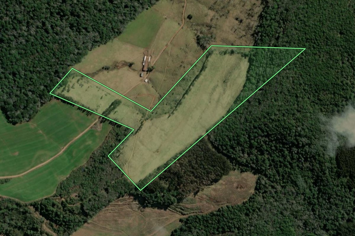 Imagem de satélite do imóvel rural em Ibiam (SC), com o contorno declarado no CAR desenhado por cima.