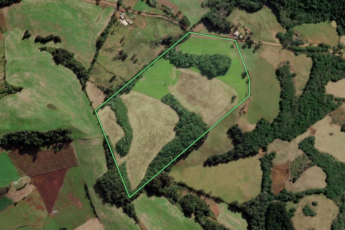 Imagem de satélite do imóvel rural em Ibiam (SC), com o contorno declarado no CAR desenhado por cima.