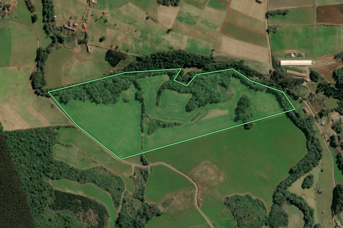 Imagem de satélite do imóvel rural em Ibiam (SC), com o contorno declarado no CAR desenhado por cima.