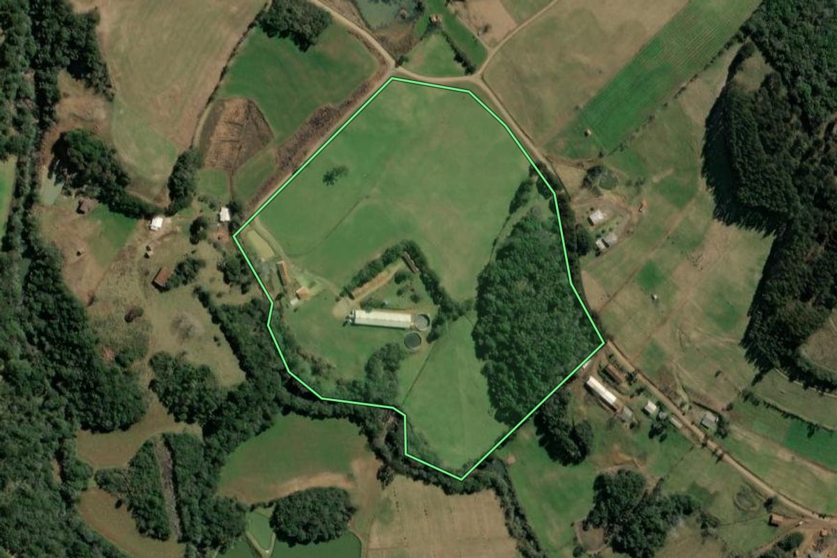 Imagem de satélite do imóvel rural em Ibiam (SC), com o contorno declarado no CAR desenhado por cima.