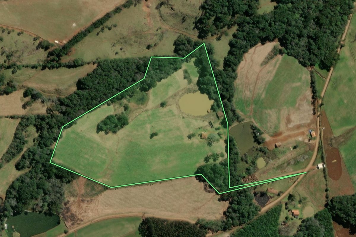 Imagem de satélite do imóvel rural em Ibiam (SC), com o contorno declarado no CAR desenhado por cima.