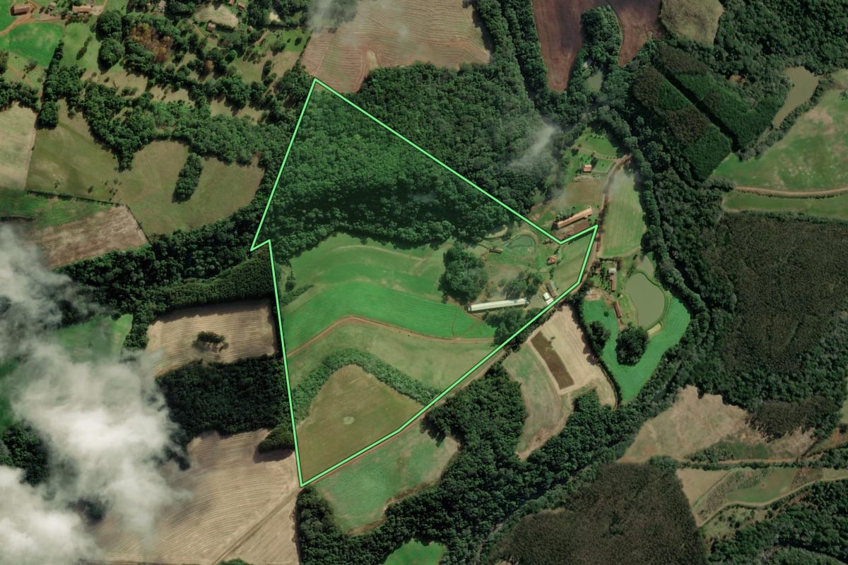 Imagem de satélite do imóvel rural em Ibiam (SC), com o contorno declarado no CAR desenhado por cima.