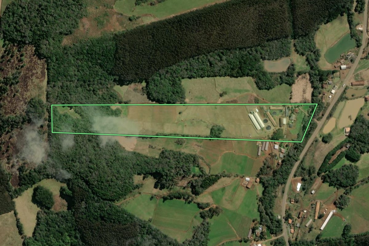 Imagem de satélite do imóvel rural em Ibiam (SC), com o contorno declarado no CAR desenhado por cima.