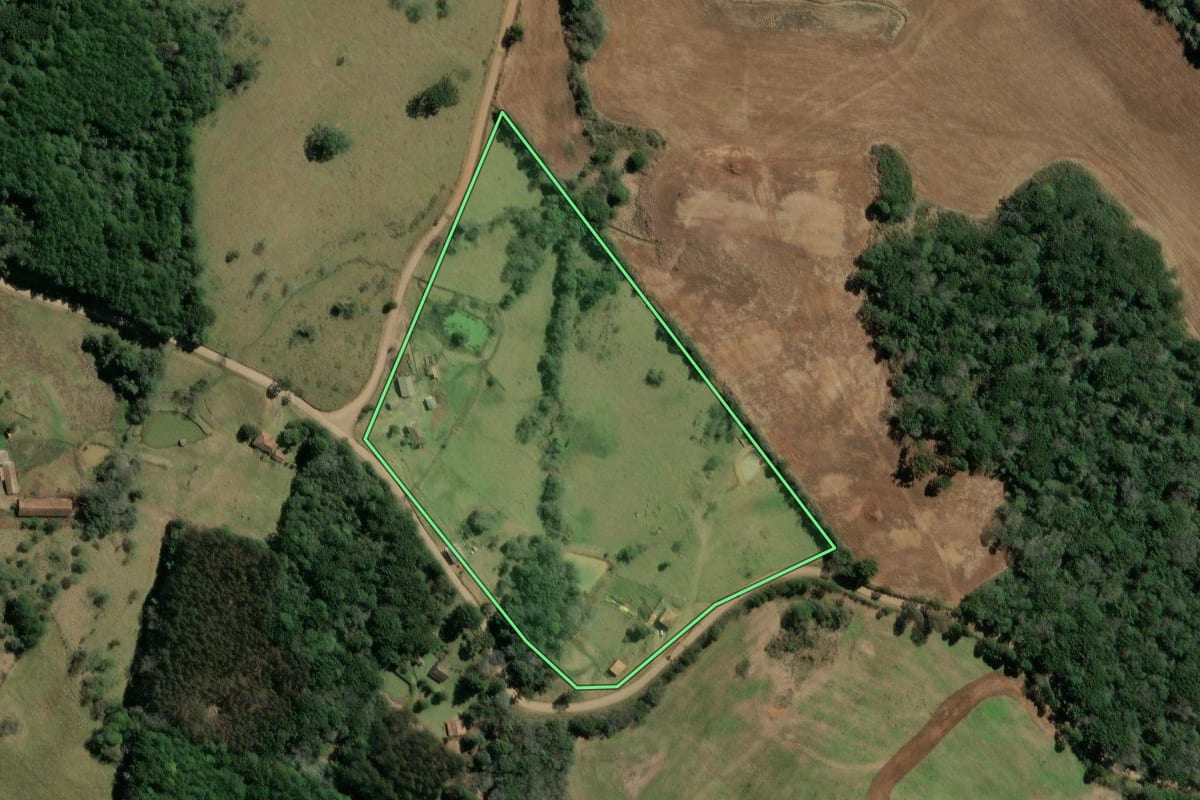 Imagem de satélite do imóvel rural em Ibiam (SC), com o contorno declarado no CAR desenhado por cima.