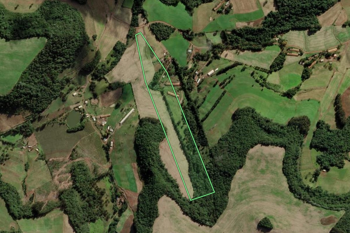 Imagem de satélite do imóvel rural em Ibiam (SC), com o contorno declarado no CAR desenhado por cima.