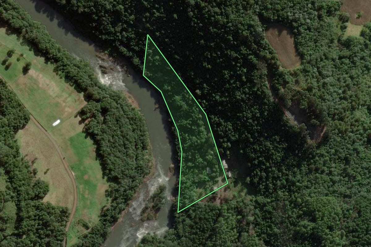 Imagem de satélite do imóvel rural em Ibicaré (SC), com o contorno declarado no CAR desenhado por cima.
