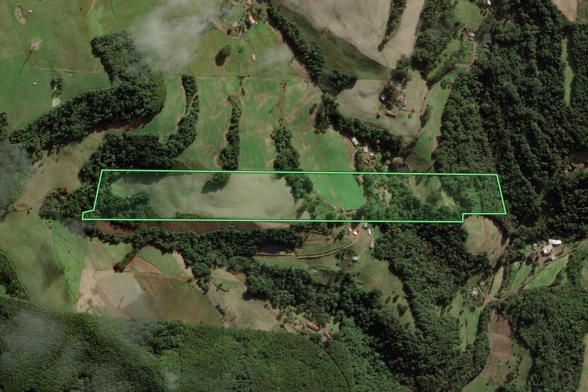 Imagem de satélite do imóvel rural em Ibicaré (SC), com o contorno declarado no CAR desenhado por cima.