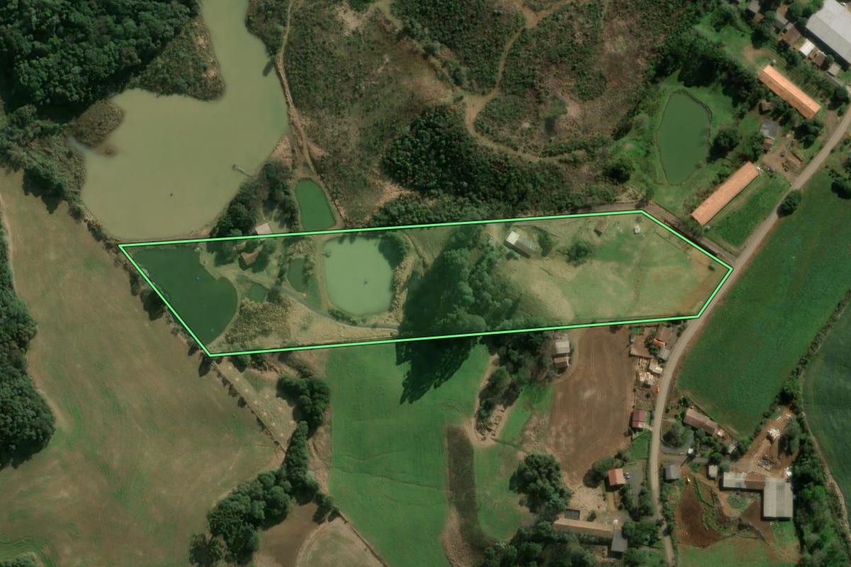 Imagem de satélite do imóvel rural em Ibicaré (SC), com o contorno declarado no CAR desenhado por cima.