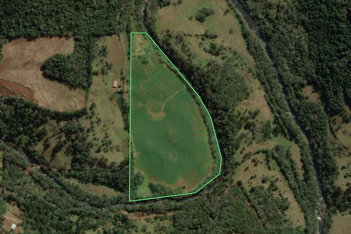 Imagem de satélite do imóvel rural em Ibicaré (SC), com o contorno declarado no CAR desenhado por cima.
