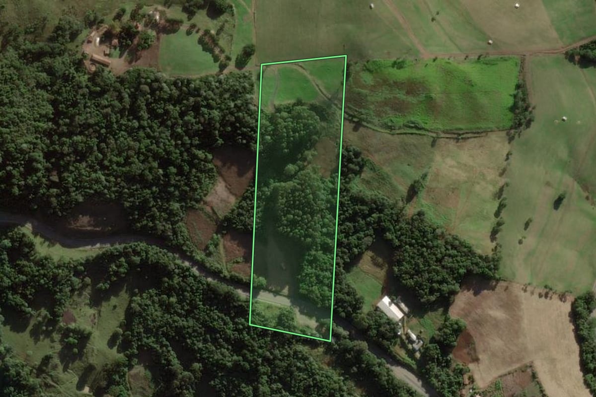 Imagem de satélite do imóvel rural em Ibicaré (SC), com o contorno declarado no CAR desenhado por cima.