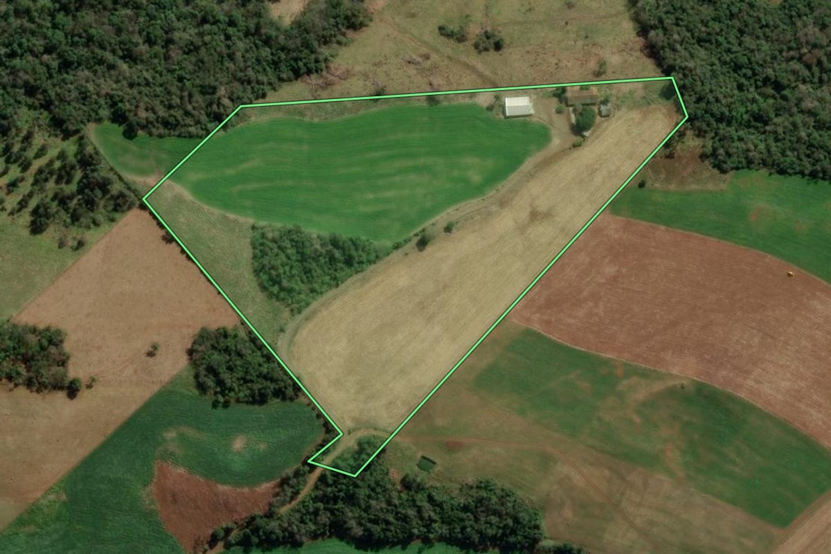 Imagem de satélite do imóvel rural em Ibicaré (SC), com o contorno declarado no CAR desenhado por cima.