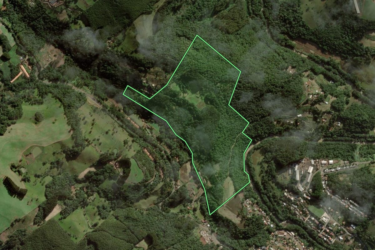 Imagem de satélite do imóvel rural em Ibicaré (SC), com o contorno declarado no CAR desenhado por cima.