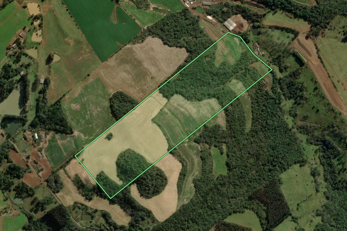 Imagem de satélite do imóvel rural em Ibicaré (SC), com o contorno declarado no CAR desenhado por cima.