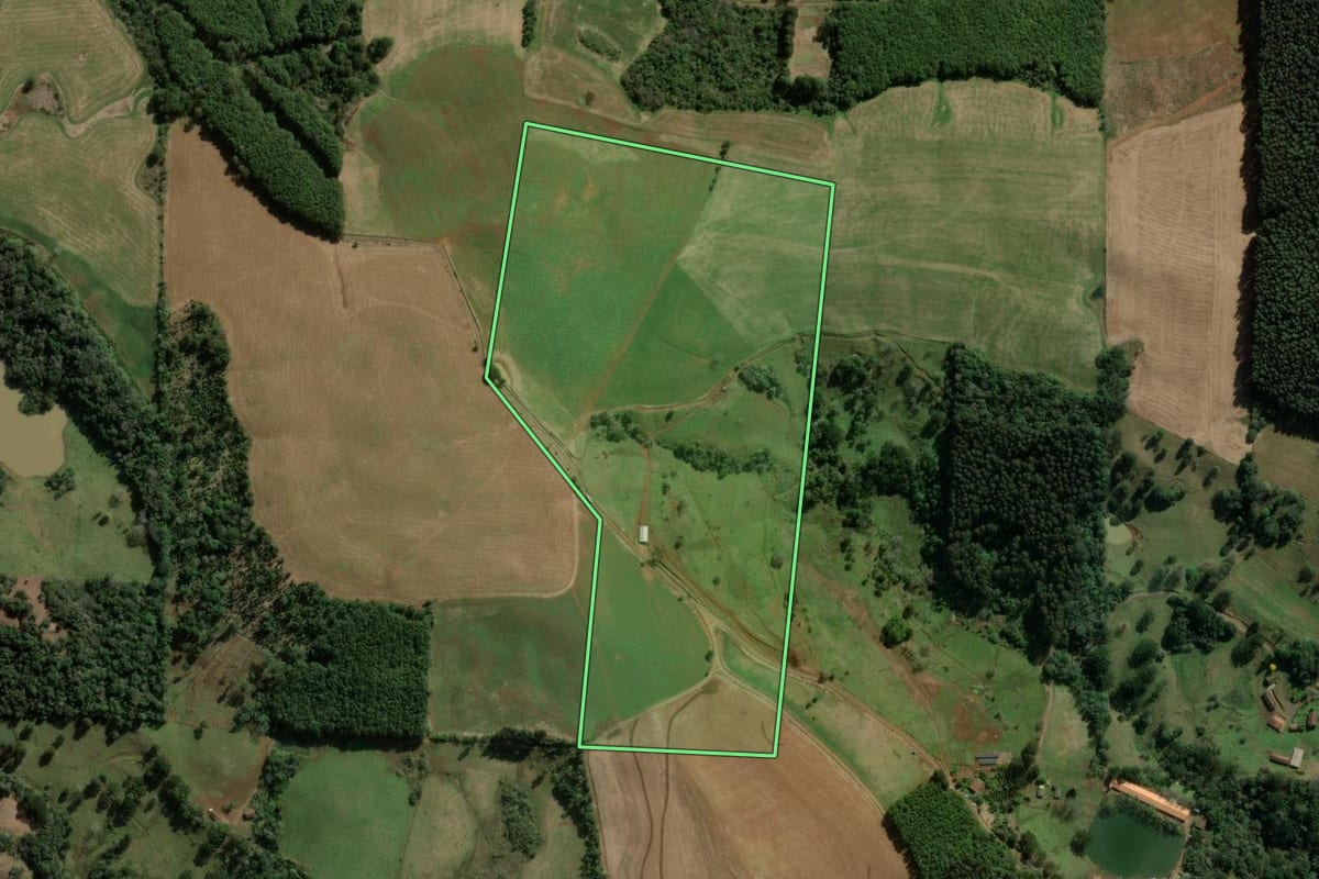 Imagem de satélite do imóvel rural em Ibicaré (SC), com o contorno declarado no CAR desenhado por cima.