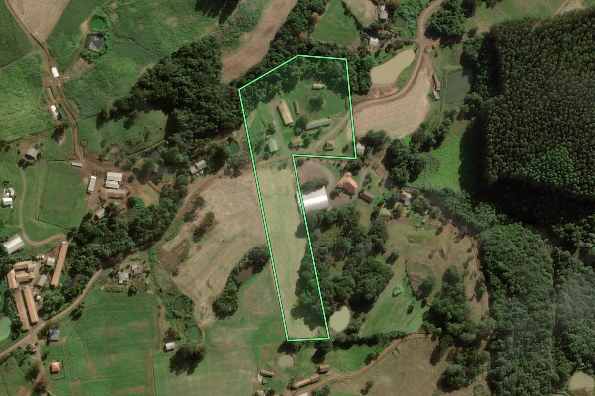Imagem de satélite do imóvel rural em Ibicaré (SC), com o contorno declarado no CAR desenhado por cima.