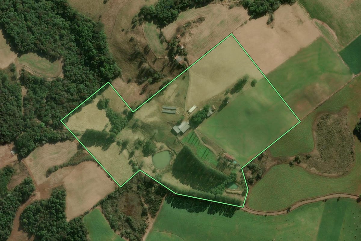 Imagem de satélite do imóvel rural em Ibicaré (SC), com o contorno declarado no CAR desenhado por cima.
