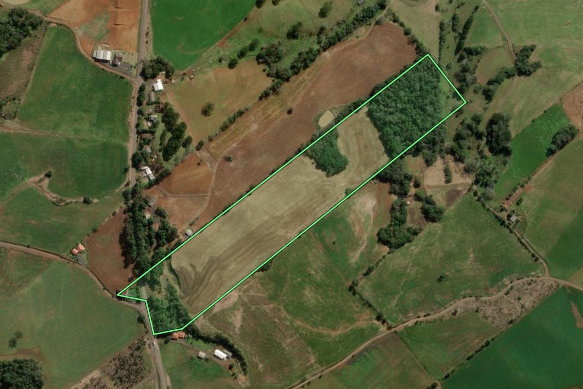Imagem de satélite do imóvel rural em Ibicaré (SC), com o contorno declarado no CAR desenhado por cima.