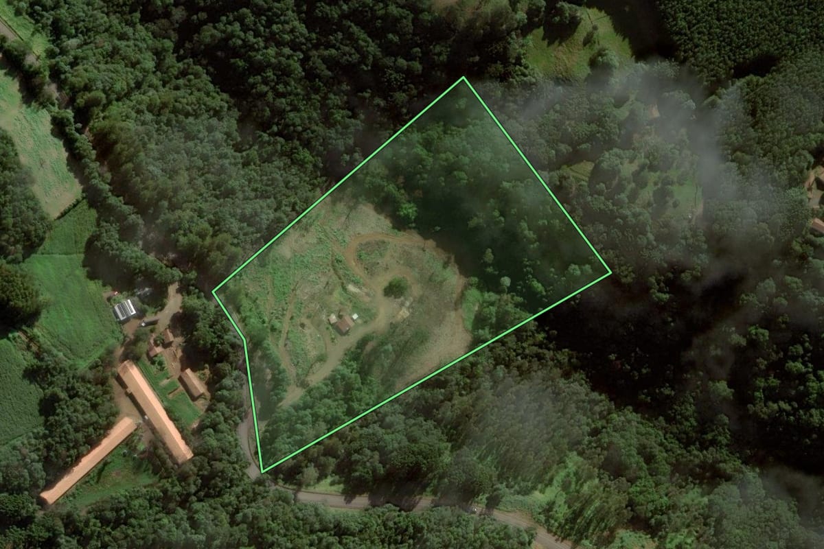 Imagem de satélite do imóvel rural em Ibicaré (SC), com o contorno declarado no CAR desenhado por cima.