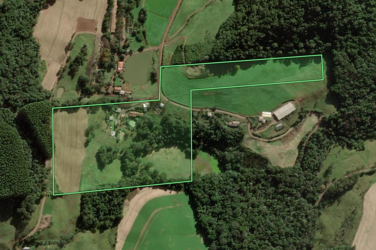 Imagem de satélite do imóvel rural em Ibicaré (SC), com o contorno declarado no CAR desenhado por cima.
