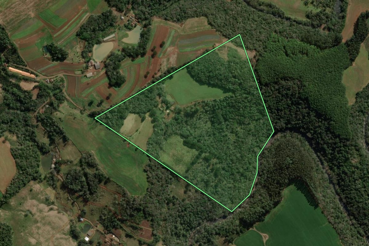Imagem de satélite do imóvel rural em Ibicaré (SC), com o contorno declarado no CAR desenhado por cima.