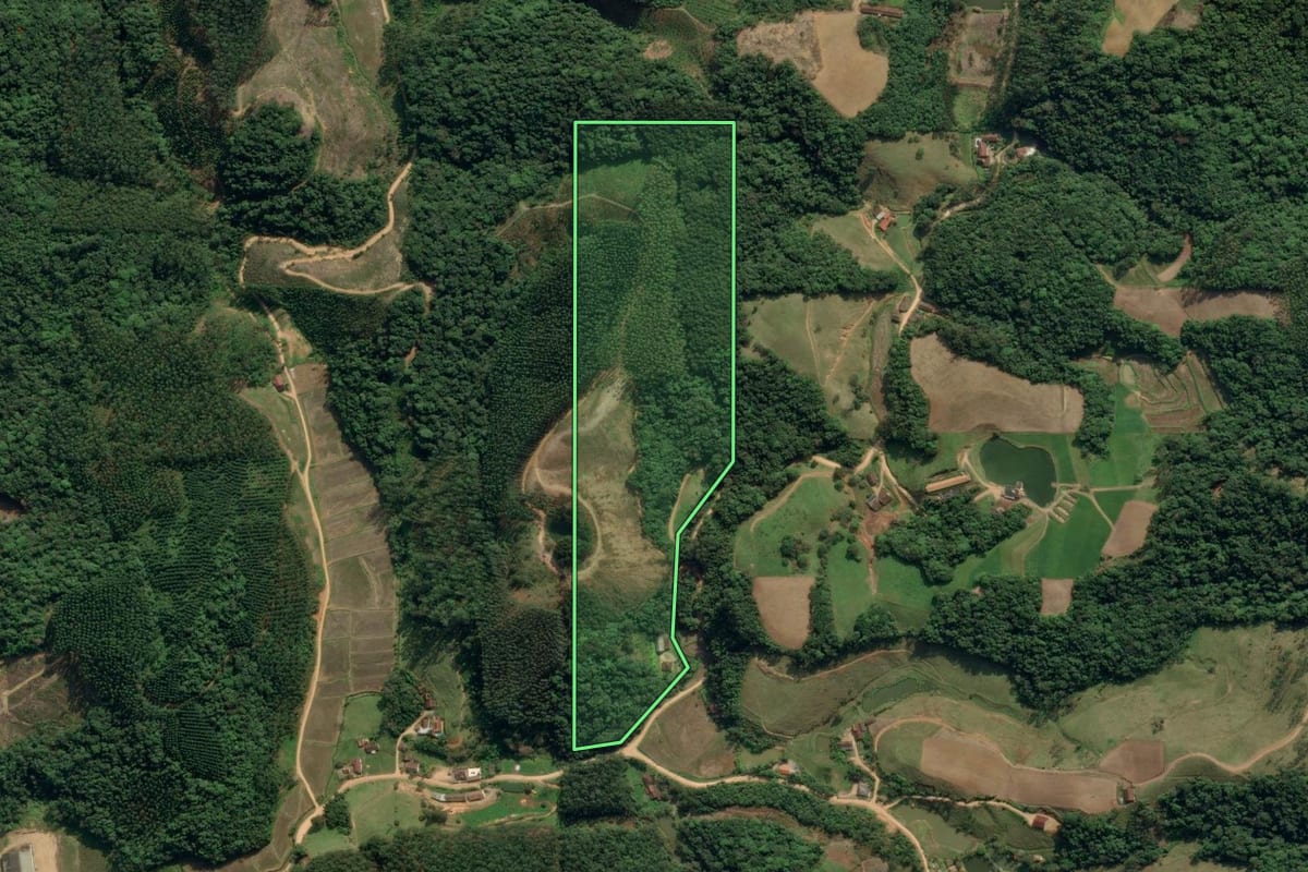 Imagem de satélite do imóvel rural em Ibirama (SC), com o contorno declarado no CAR desenhado por cima.