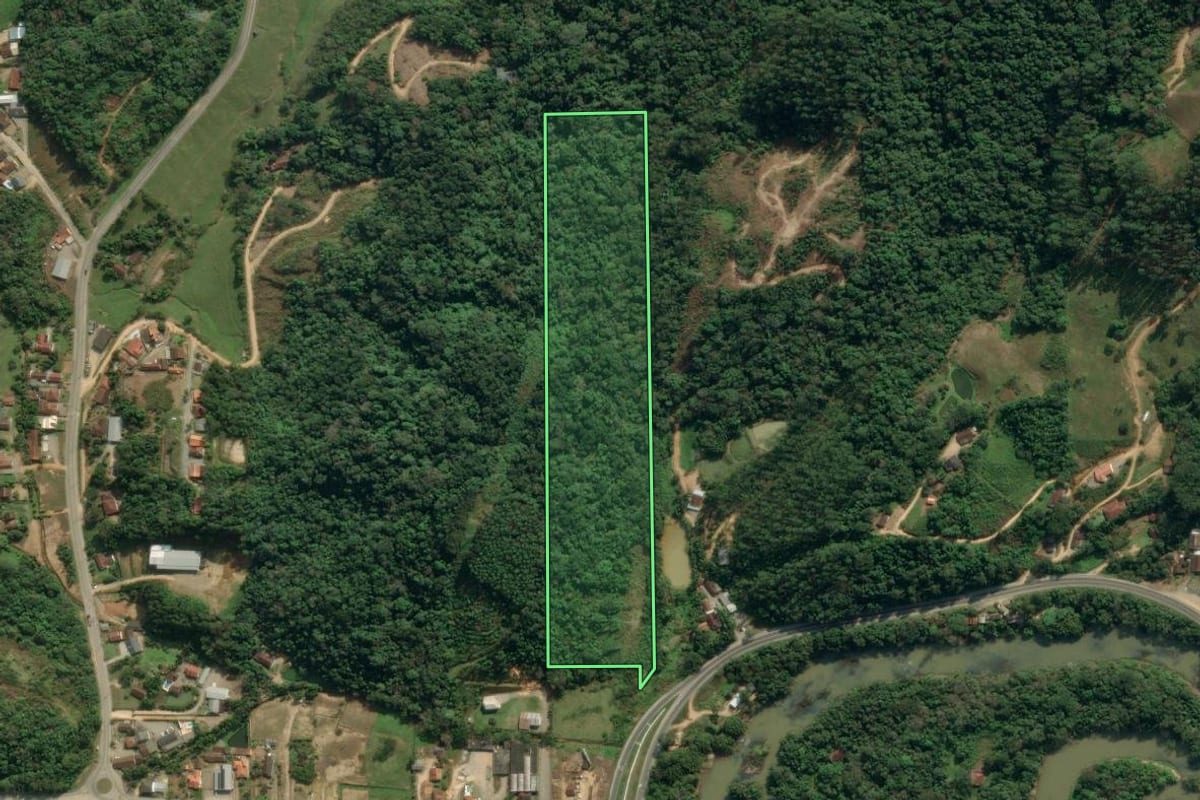 Imagem de satélite do imóvel rural em Ibirama (SC), com o contorno declarado no CAR desenhado por cima.