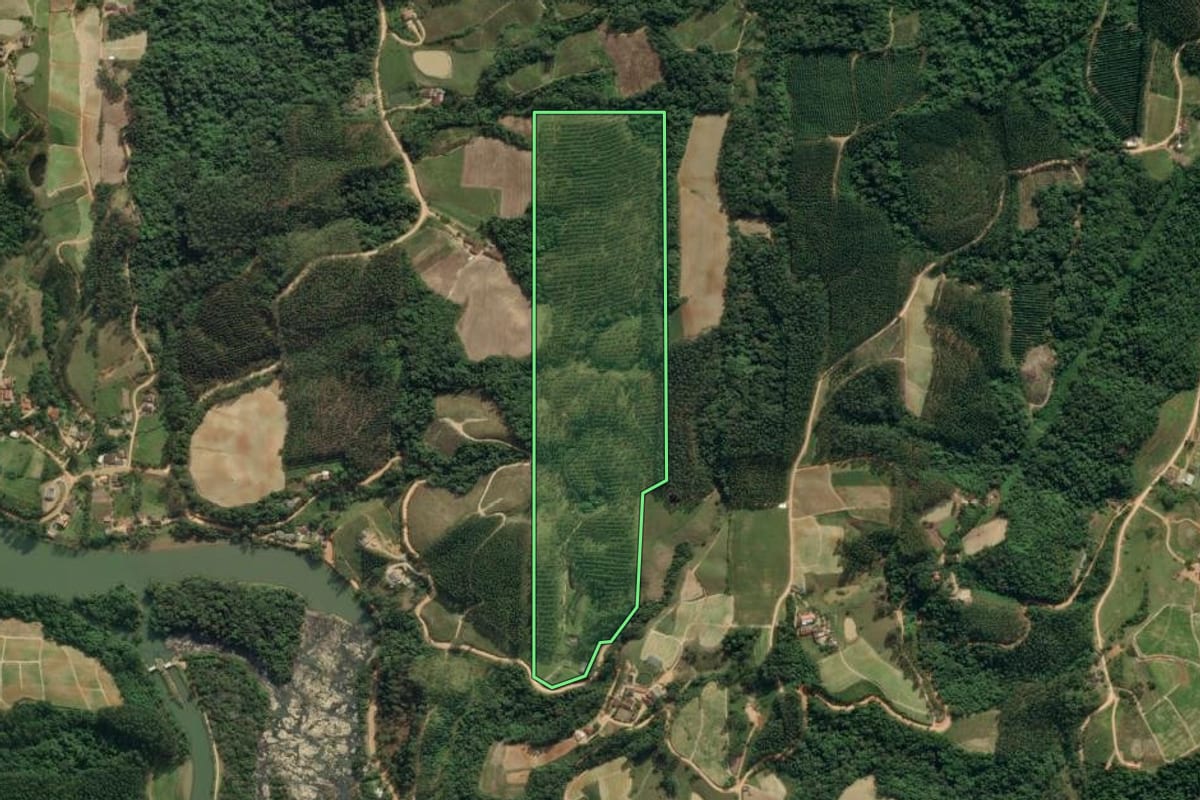 Imagem de satélite do imóvel rural em Ibirama (SC), com o contorno declarado no CAR desenhado por cima.