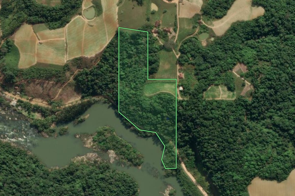 Imagem de satélite do imóvel rural em Ibirama (SC), com o contorno declarado no CAR desenhado por cima.