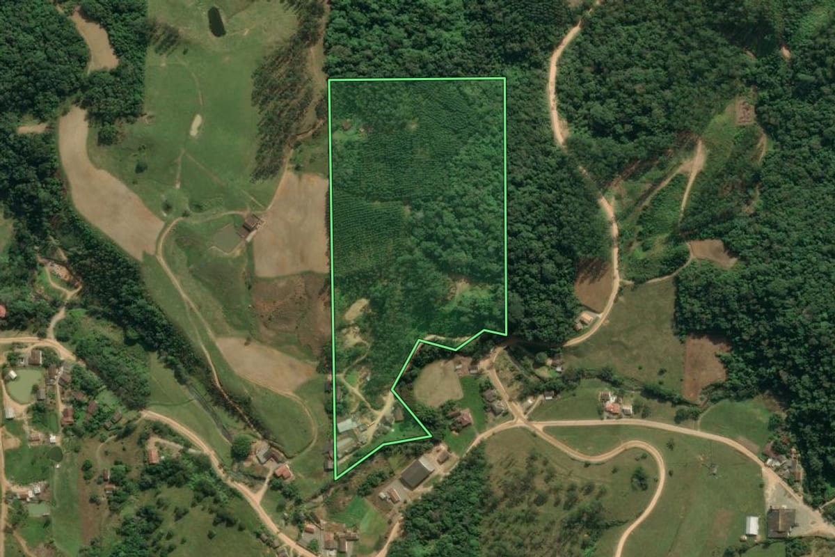 Imagem de satélite do imóvel rural em Ibirama (SC), com o contorno declarado no CAR desenhado por cima.