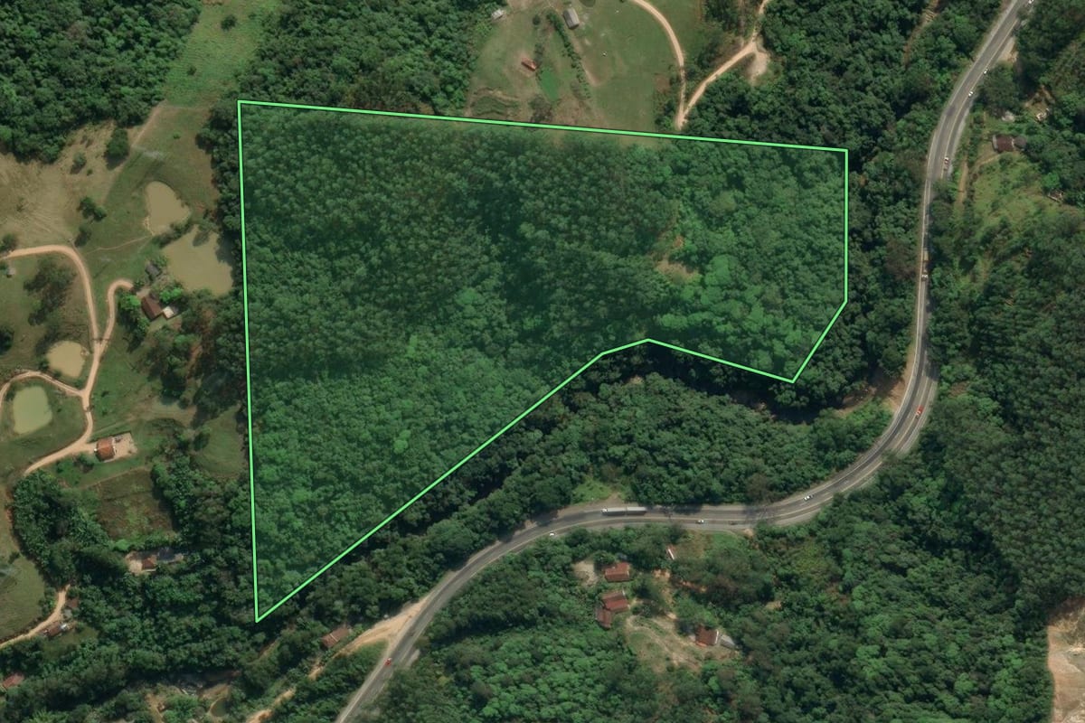 Imagem de satélite do imóvel rural em Ibirama (SC), com o contorno declarado no CAR desenhado por cima.