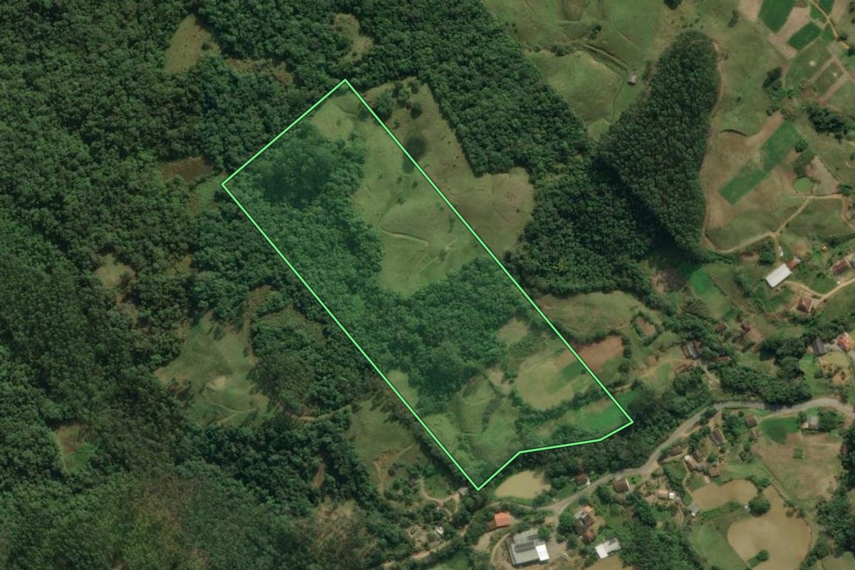 Imagem de satélite do imóvel rural em Ibirama (SC), com o contorno declarado no CAR desenhado por cima.