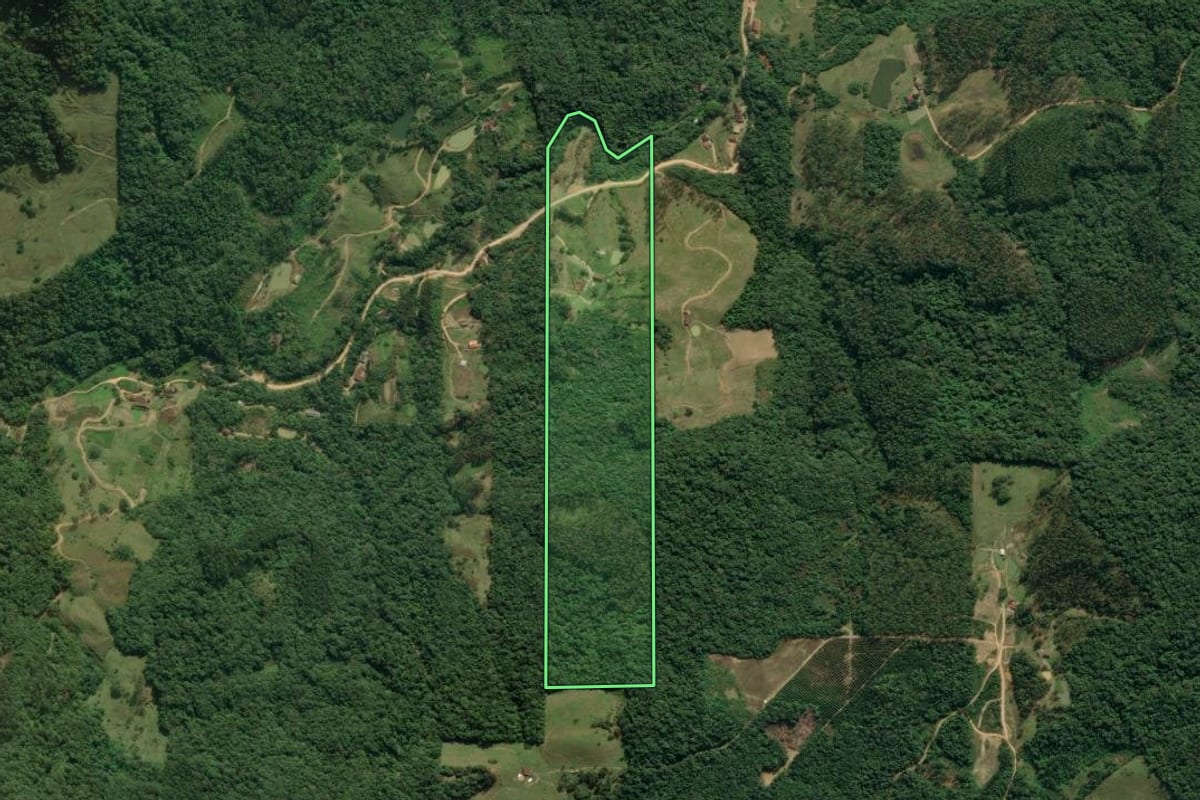 Imagem de satélite do imóvel rural em Ibirama (SC), com o contorno declarado no CAR desenhado por cima.