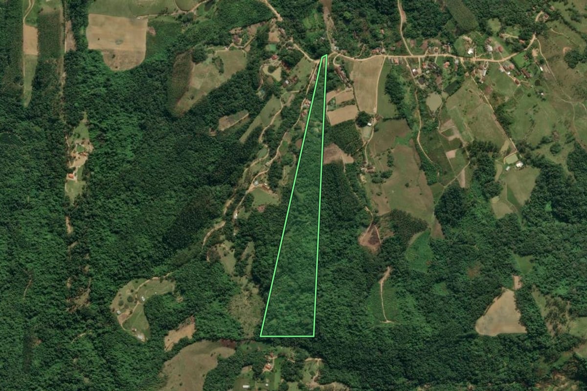 Imagem de satélite do imóvel rural em Ibirama (SC), com o contorno declarado no CAR desenhado por cima.