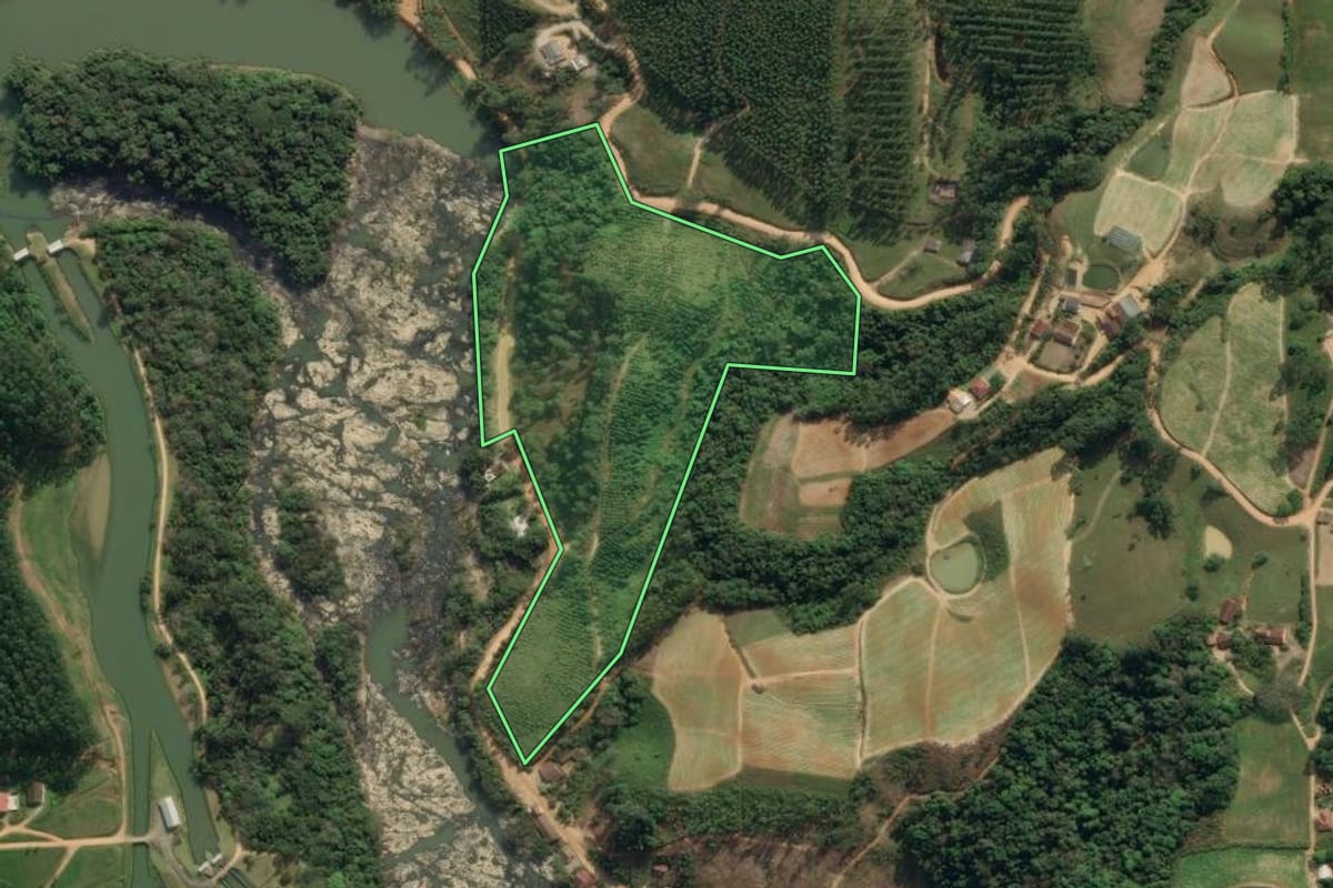 Imagem de satélite do imóvel rural em Ibirama (SC), com o contorno declarado no CAR desenhado por cima.