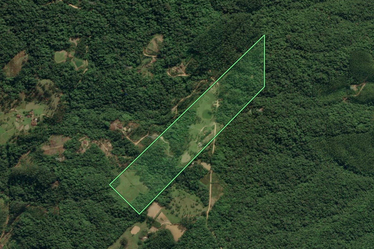 Imagem de satélite do imóvel rural em Ibirama (SC), com o contorno declarado no CAR desenhado por cima.