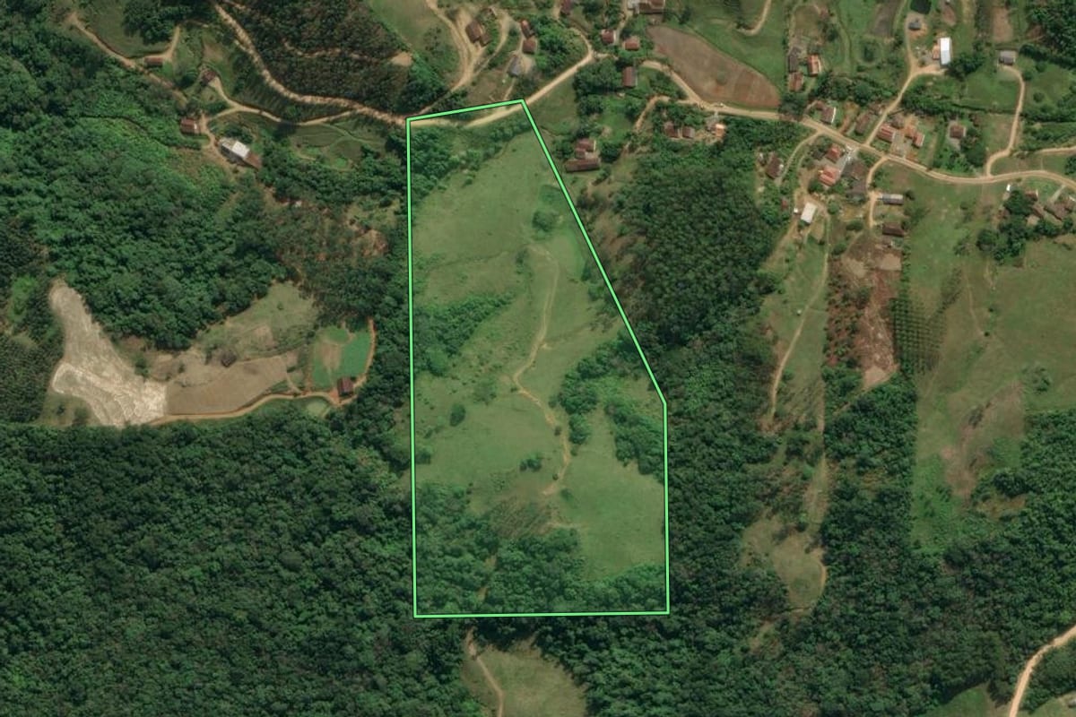 Imagem de satélite do imóvel rural em Ibirama (SC), com o contorno declarado no CAR desenhado por cima.