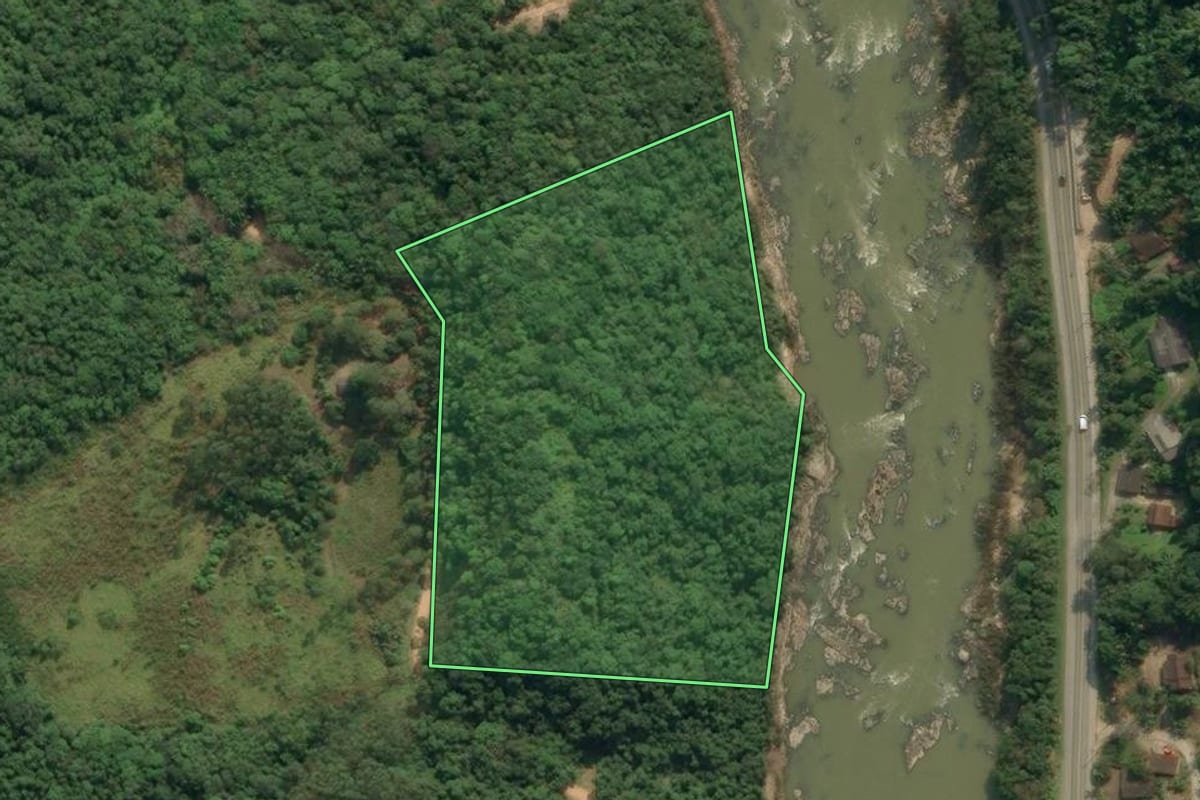 Imagem de satélite do imóvel rural em Ibirama (SC), com o contorno declarado no CAR desenhado por cima.