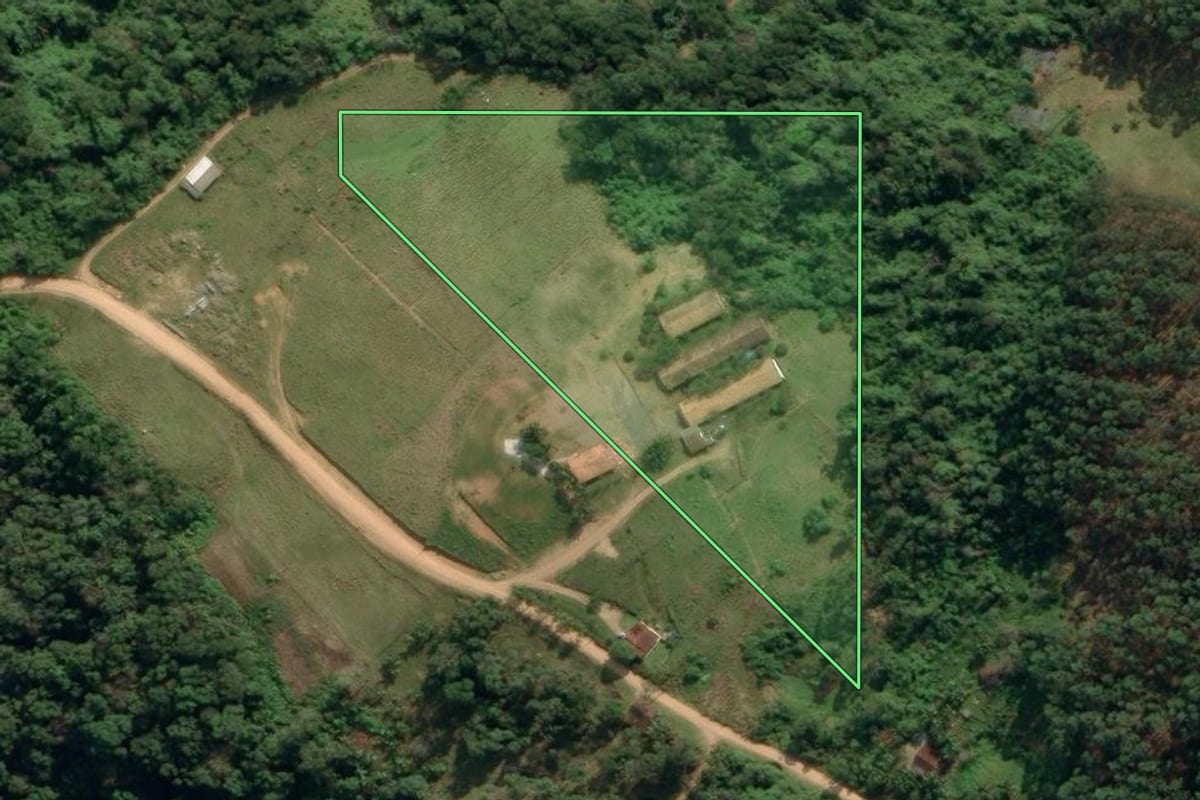 Imagem de satélite do imóvel rural em Ibirama (SC), com o contorno declarado no CAR desenhado por cima.