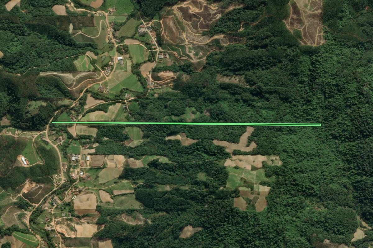 Imagem de satélite do imóvel rural em Ibirama (SC), com o contorno declarado no CAR desenhado por cima.