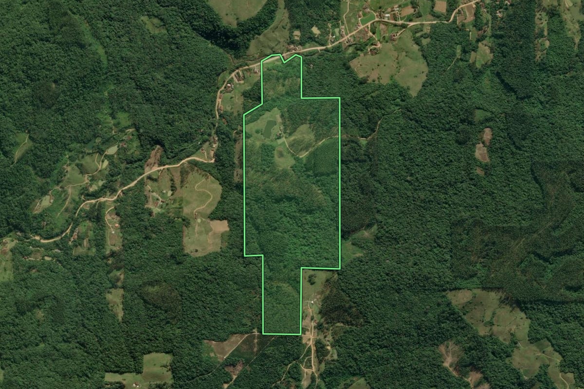 Imagem de satélite do imóvel rural em Ibirama (SC), com o contorno declarado no CAR desenhado por cima.