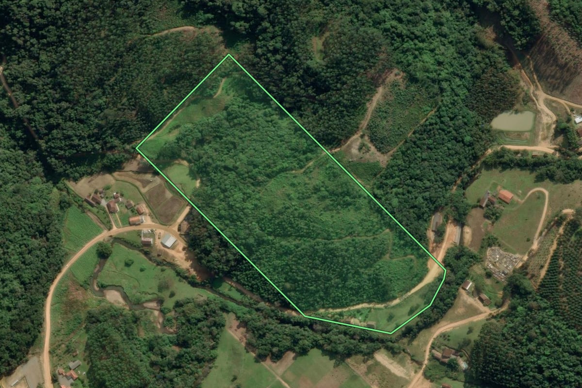 Imagem de satélite do imóvel rural em Ibirama (SC), com o contorno declarado no CAR desenhado por cima.