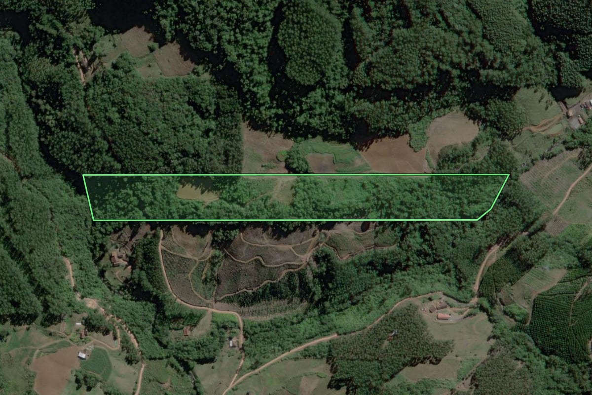 Imagem de satélite do imóvel rural em Ibirama (SC), com o contorno declarado no CAR desenhado por cima.