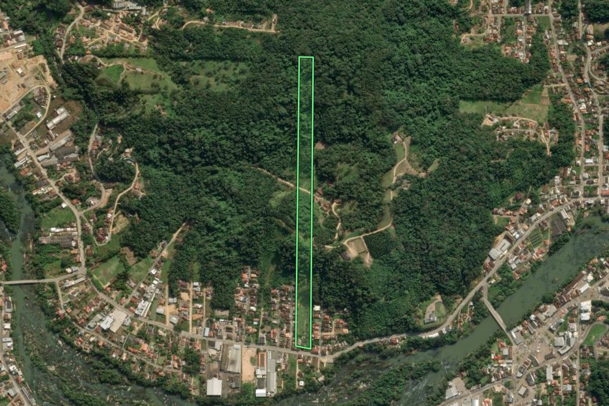 Imagem de satélite do imóvel rural em Ibirama (SC), com o contorno declarado no CAR desenhado por cima.